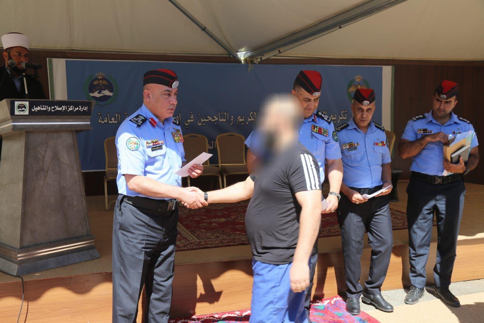 مديرية الأمن العام تكرم النزلاء من حفظة القرآن والناجحين في الثانوية