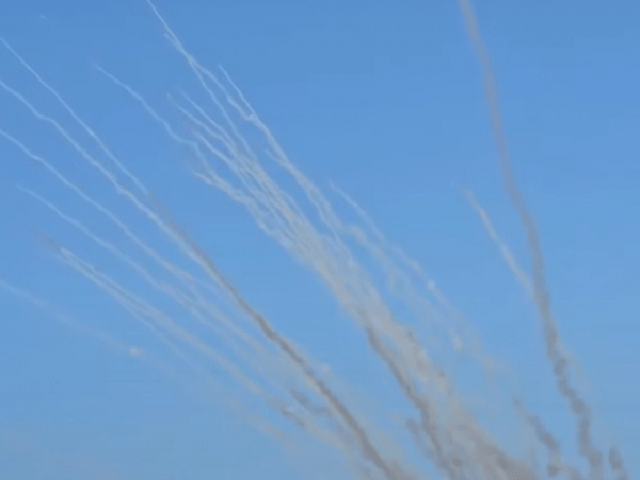 مئات الصواريخ تنطلق من غزة باتجاه عسقلان