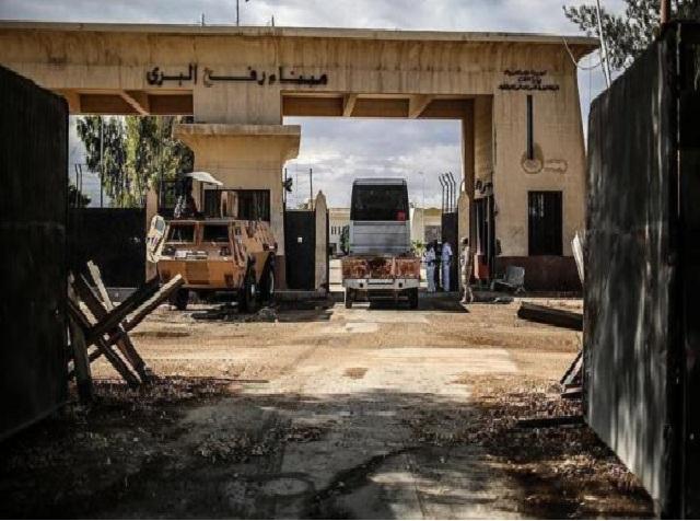 بدء دخول شاحنات المساعدات من معبر رفح إلى قطاع غزة