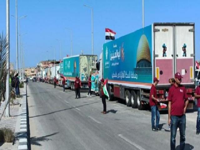 17 شاحنة محملة بدفعة مساعدات ثانية تستعد لدخول غزة الأحد