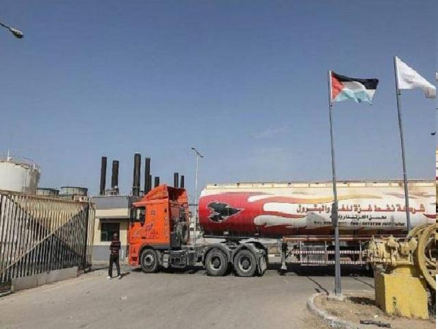 دخول أولى الشاحنات المحملة بالوقود الى قطاع غزة