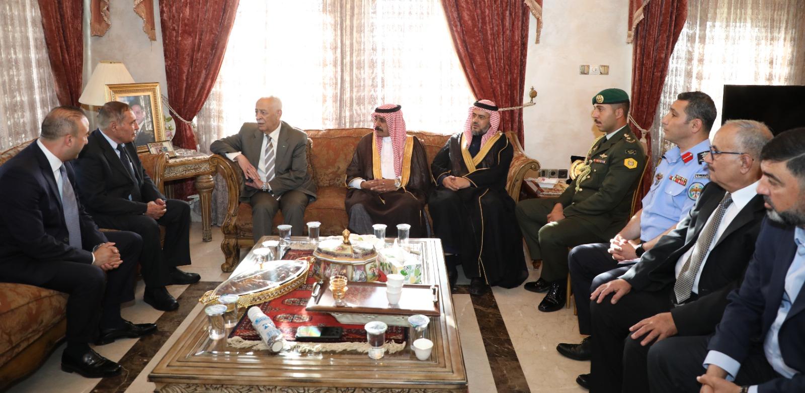 مندوبا عن الملك وولي العهد العيسوي يعزي عشيرة العمري