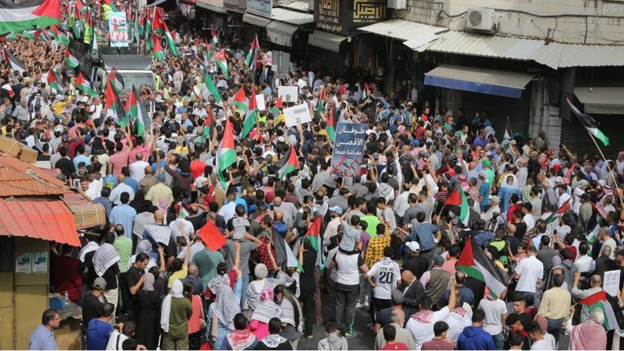 الشارع الأردني ينتفض دعما للمقاومة الفسلطينية (صور)