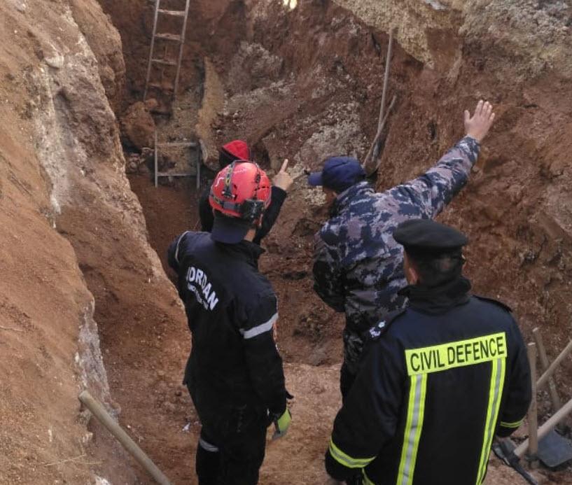 وفاة ثلاثة اشخاص اثر محاصرتهم داخل حفرة بمحافظة العاصمة