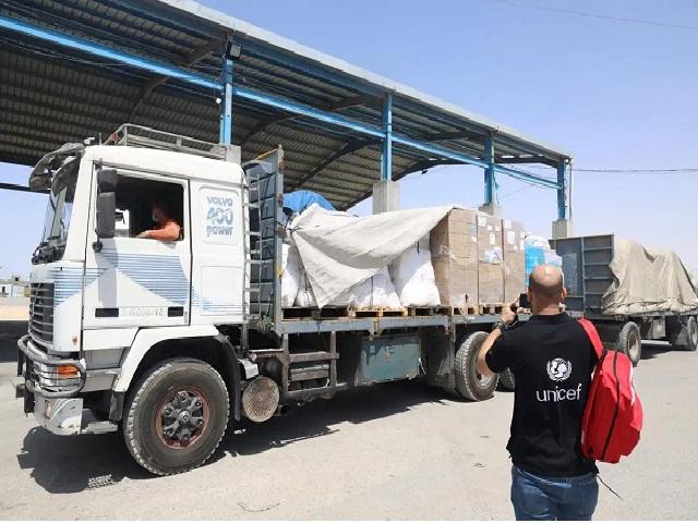 وصول مساعدات إلى مستشفى الشفاء بغزة