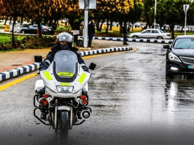 الإدارات المرورية تدعو للحذر على الطرق عند هطول المطر