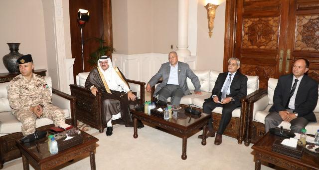 رئيس الديوان الملكي يلتقي أعضاء ملتقى متقاعدي جنوب شرق عمان