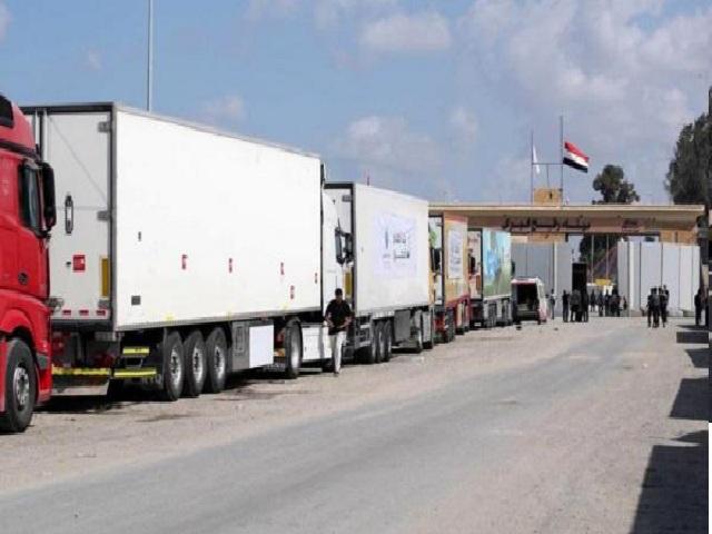 عبور 15 شاحنة وقود و90 أخرى تحمل مساعدات انسانية إلى غزة