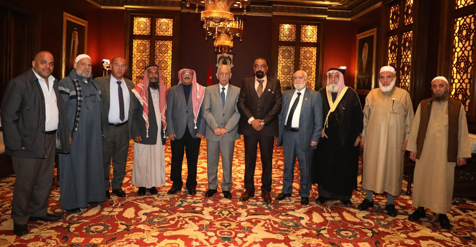 رئيس الديوان الملكي الهاشمي يلتقي وجهاء من مخيم الزرقاء