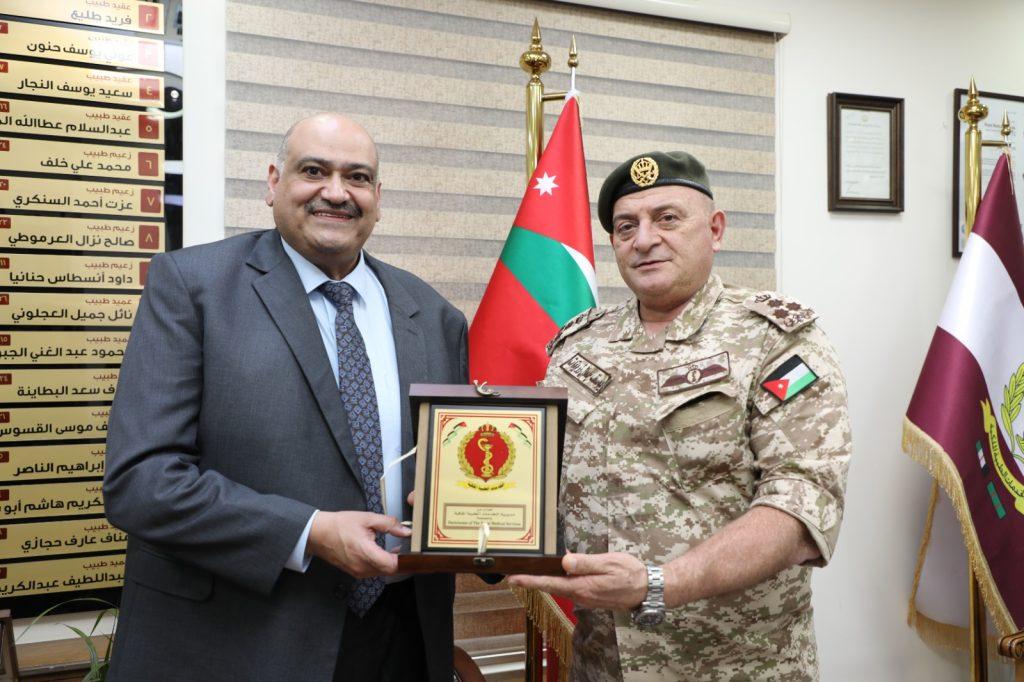 مدير الخدمات الطبيه العميد زريقات يكرم الدكتور النسور