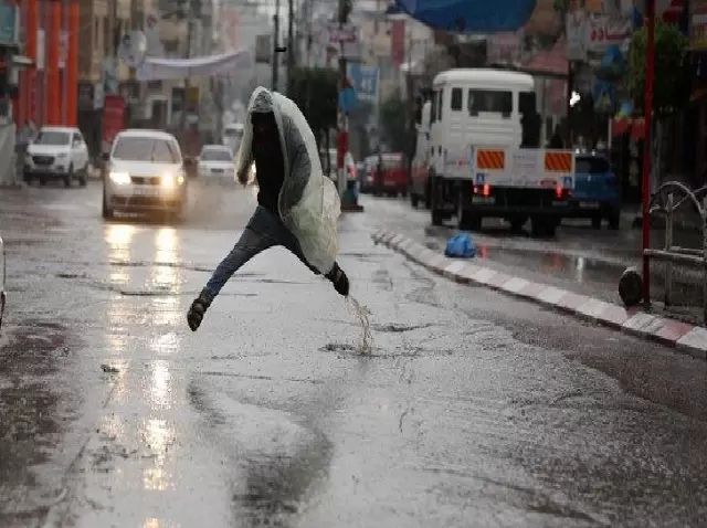 أمطار غزيرة وزخات برد وتحذير من تشكل السيول ليل الثلاثاء