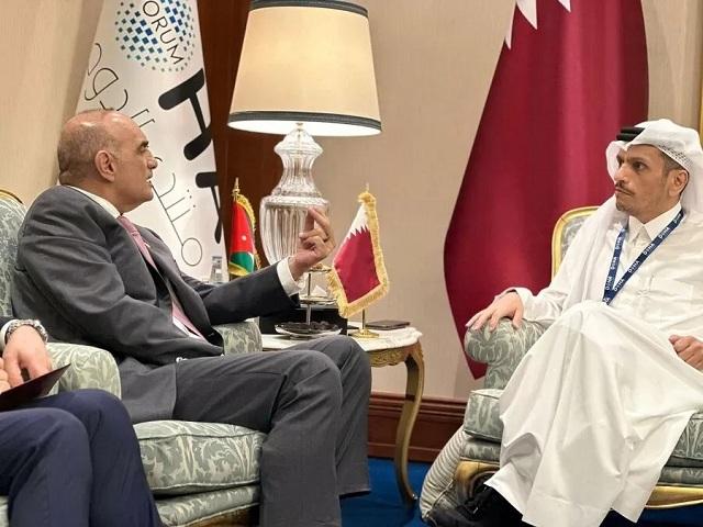 الخصاونة يلتقي محمَّد بن عبد الرَّحمن آل ثاني ويؤكد عمق العلاقات الأردنية القطرية