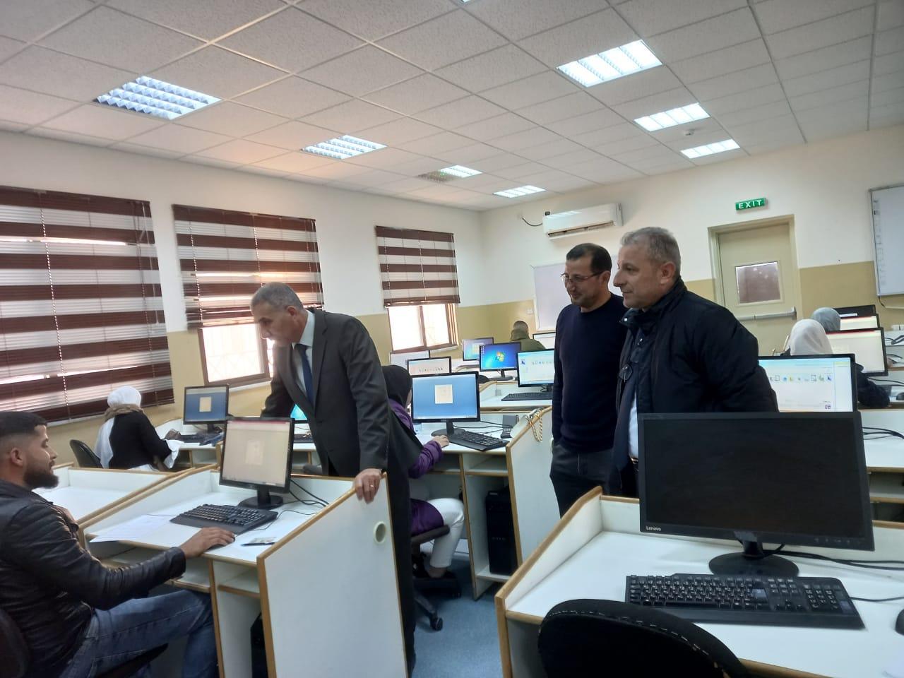 عميد كلية عجلون الجامعية يتفقد قاعات امتحان الشامل العملي