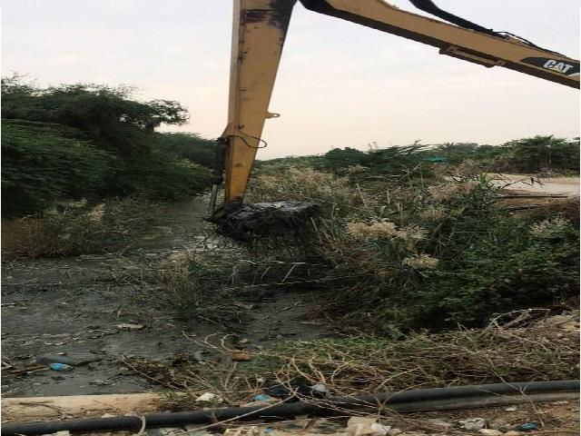 استمرار اعمال التنظيف في قناة الملك عبد الله