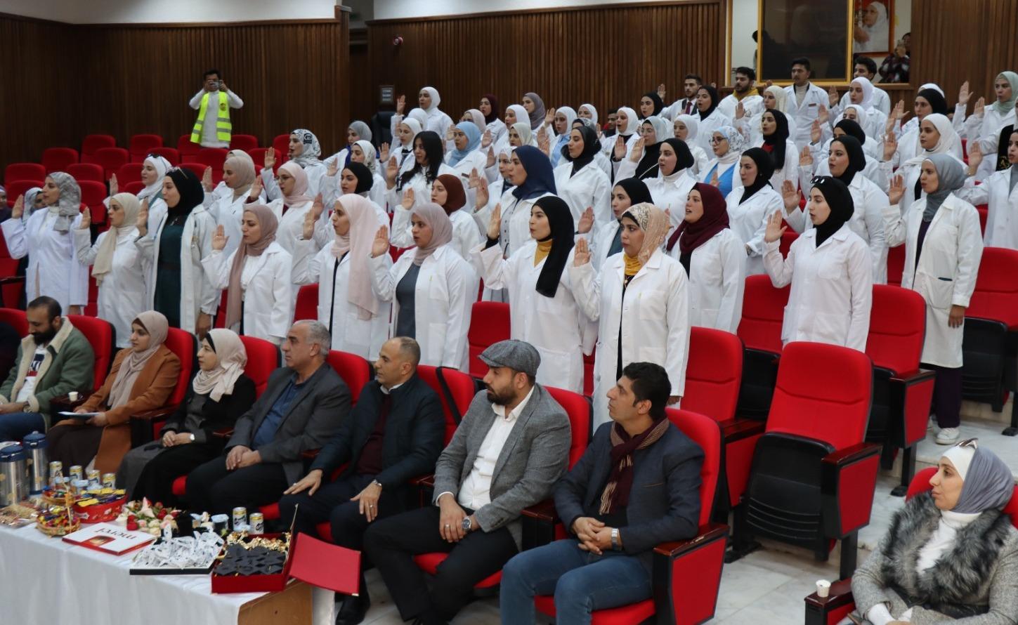 حفل أداء القسم القانوني لطلبة التمريض في جامعة الحسين