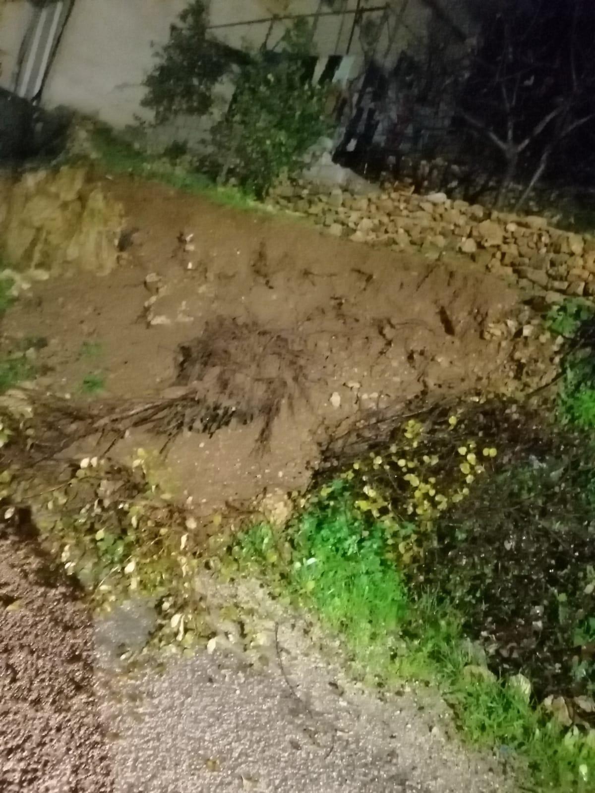 بلدية كفرنجة تتعامل مع انهيار جدار في الزغدية