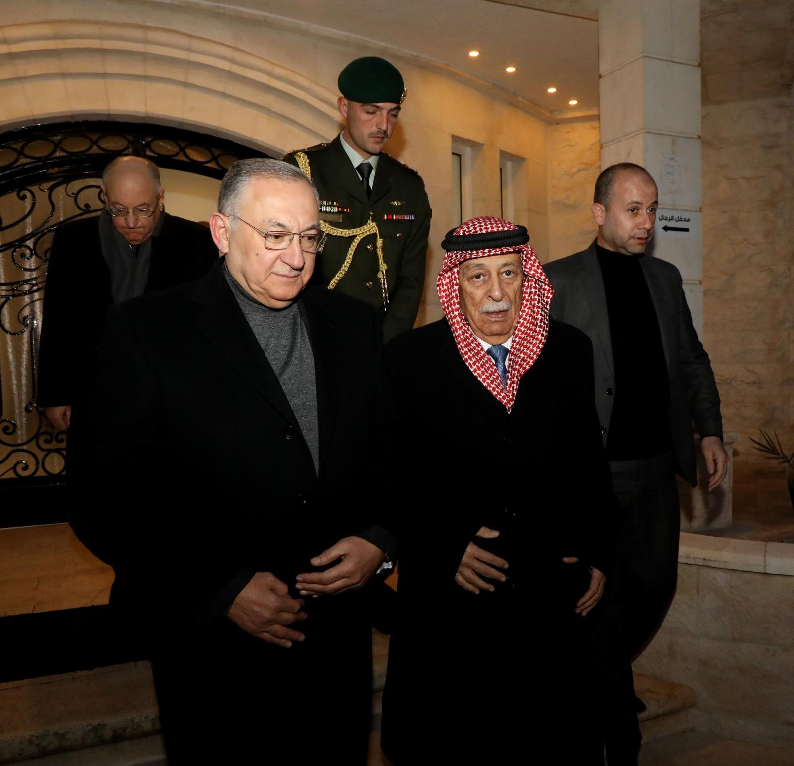 مندوبا عن الملك وولي العهد.. العيسوي يعزي عشيرة آل حجازي