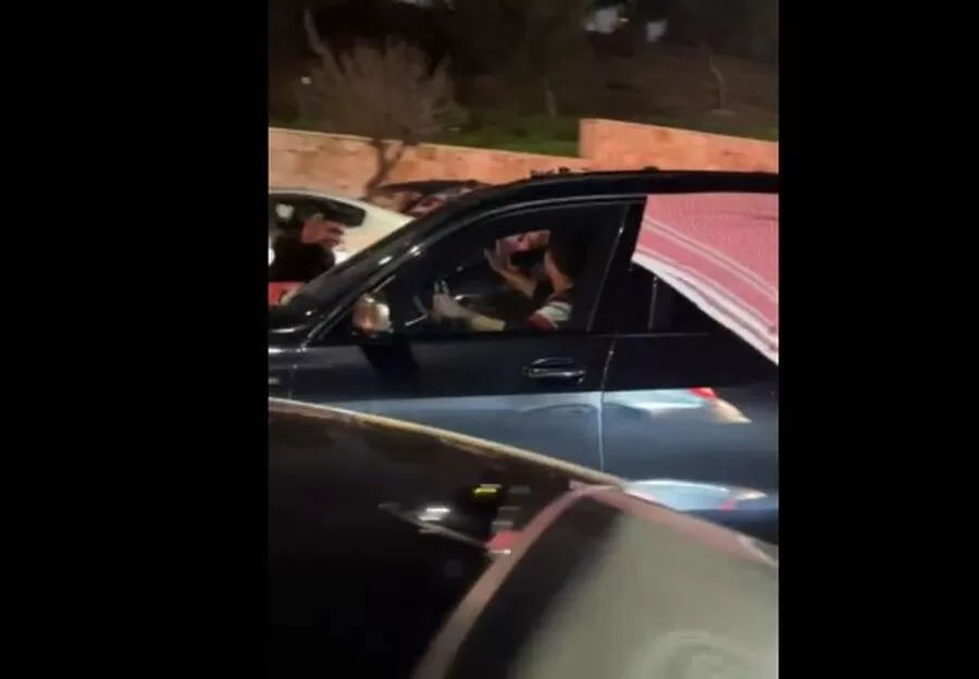 ولي العهد الأمير الحسين يحتفل بشوارع العاصمة عمان ويشارك الجماهير الفرح بتأهل المنتخب (فيديو)