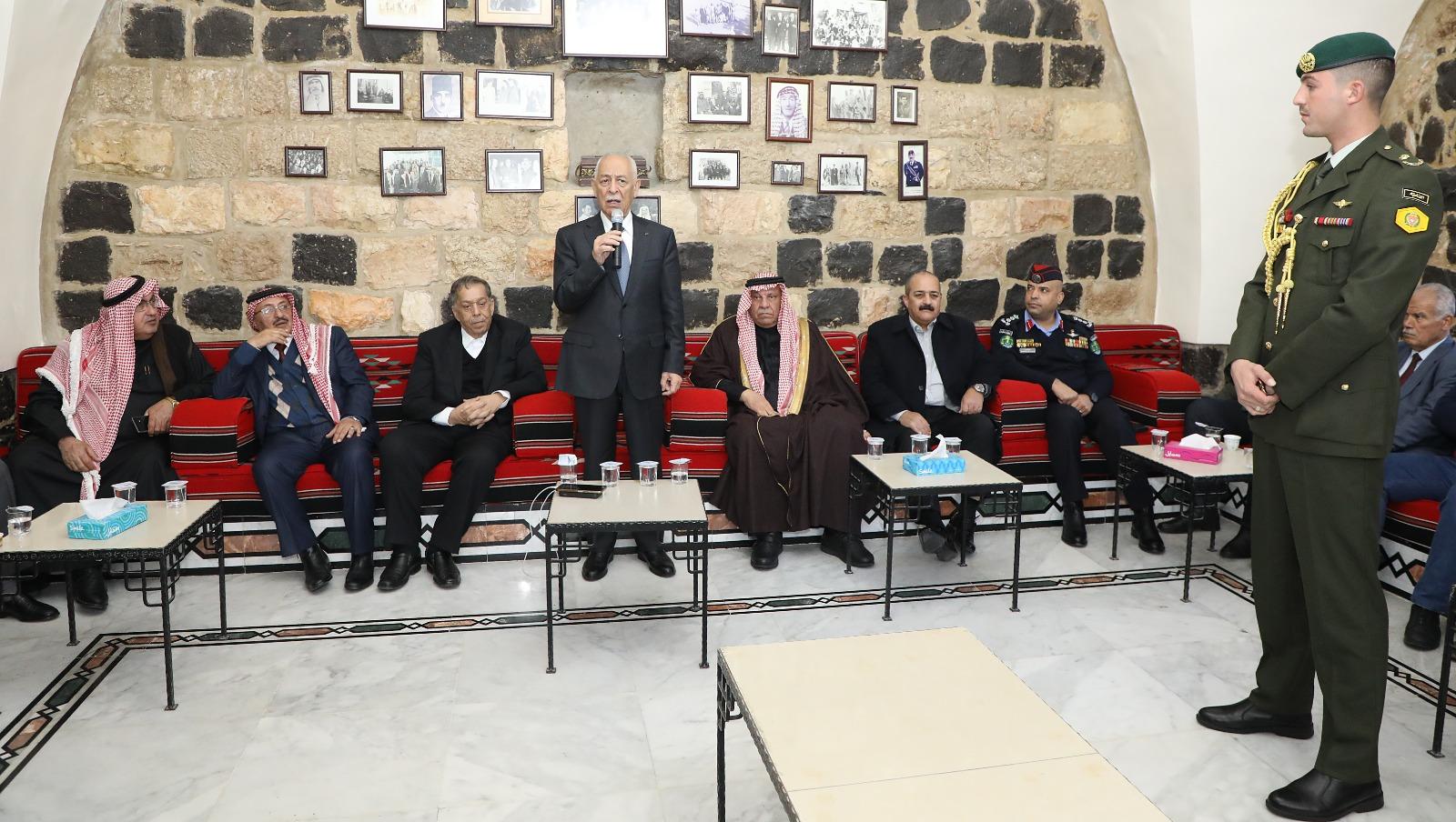 مندوبا عن الملك وولي العهد.. العيسوي يعزي عشيرة التل