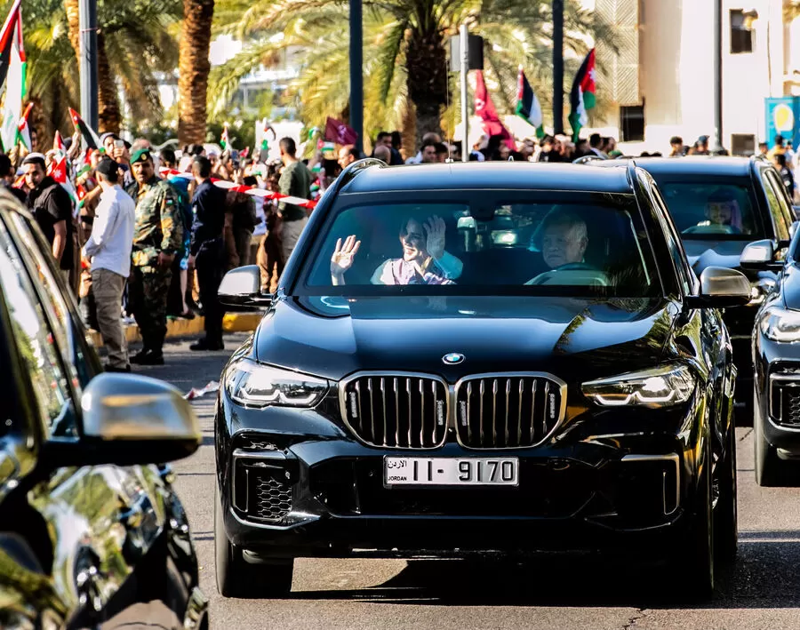 الملك والملكة وولي العهد يصلون معان للقاء وجهاء وممثلين