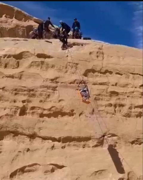 إنقاذ شخص سقط من أعلى شق صخري في الديسة