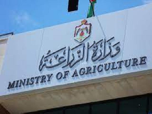 وزير الزراعة ينهي خدمات 9 موظفين (أسماء)