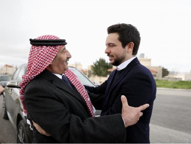 ولي العهد يزور أسرة الشهيد الرائد راشد الزيود (صور)