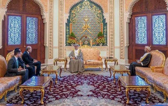 وزير الخارجية ينقل رسالة خطية من جلالة الملك الى سلطان عُمان