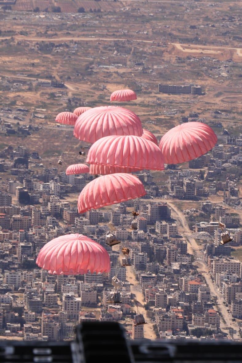 القوات المسلحة تنفذ 6 إنزالات جوية لمساعدات غذائية على غزة بمشاركة دولية