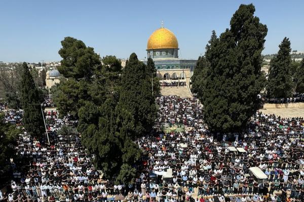 120 ألفًا يؤدون صلاة الجمعة الأخيرة من رمضان في رحاب الأقصى