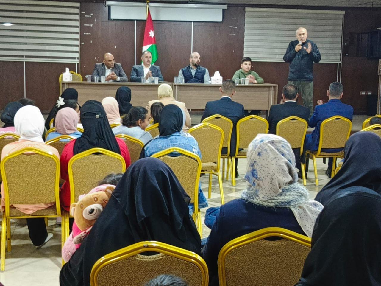 الطويل يتفقد أيتام مخيم البقعة ويقدم كسوة العيد ومنحة الطالب المتميز