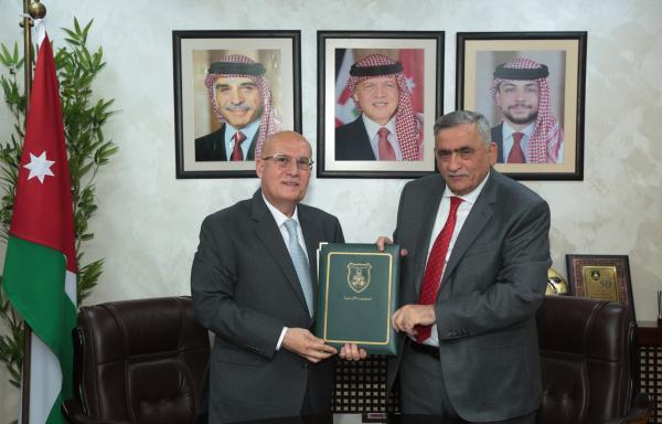 البنك الأهلي الأردني والجامعة الأردنية يوقعان مذكرة تفاهم تعزيزًا للتعاون بينهما