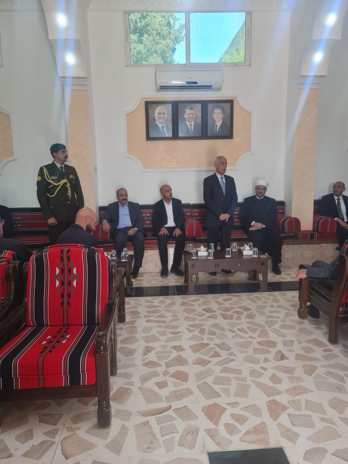 مندوبا عن الملك وولي العهد.. العيسوي يعزي عشيرة الروسان