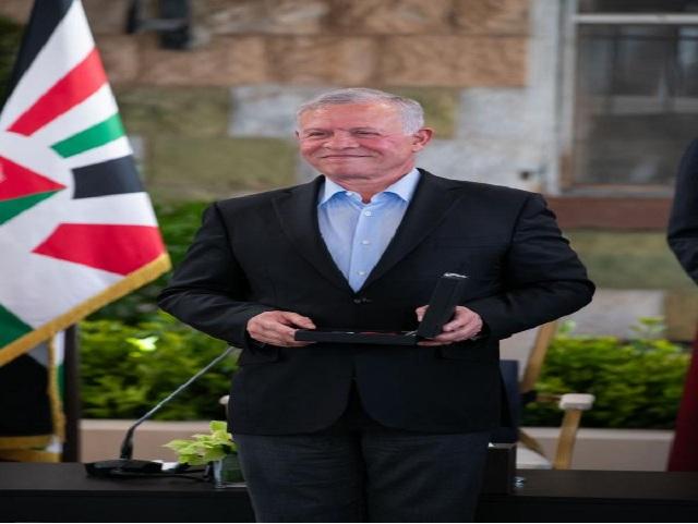 الملك يكرم شخصيات ومؤسسات في الزرقاء (أسماء)