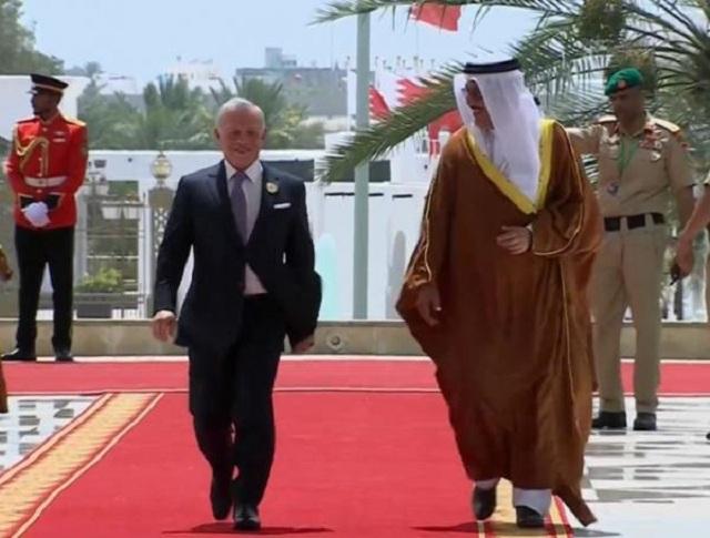 الملك يصل إلى مقر انعقاد القمة العربية في المنامة