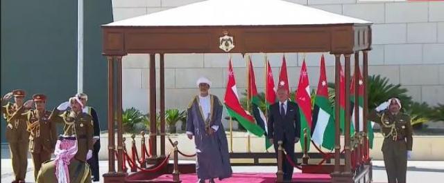 الملك يستقبل سلطان عُمان لدى وصوله الأردن