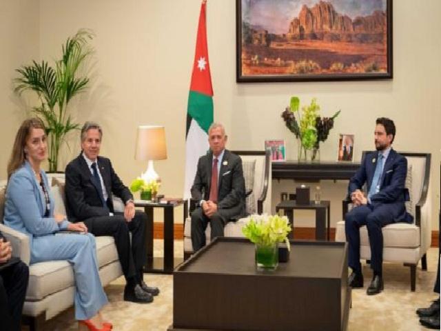 الملك يلتقي بلينكن ويؤكد أهمية عدم تفاقم الوضع الإنساني في غزة
