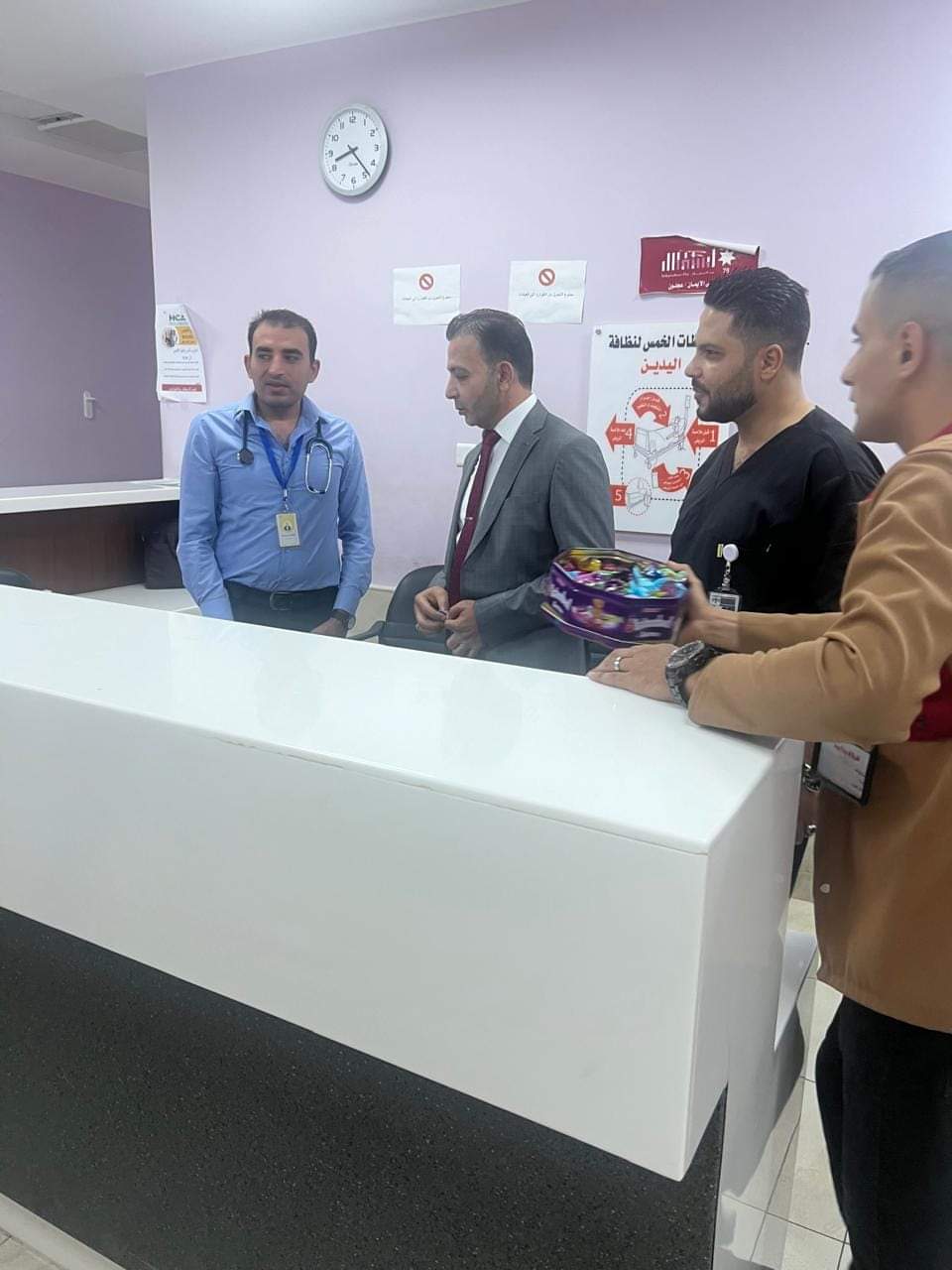 اسرة مستشفى الايمان الحكومي يتبادلون التهاني بعيد الاضحى