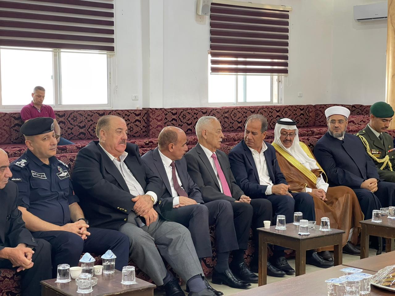 العيسوي يقدم واجب العزاء لعشيرة المومني ..صور وفيديو