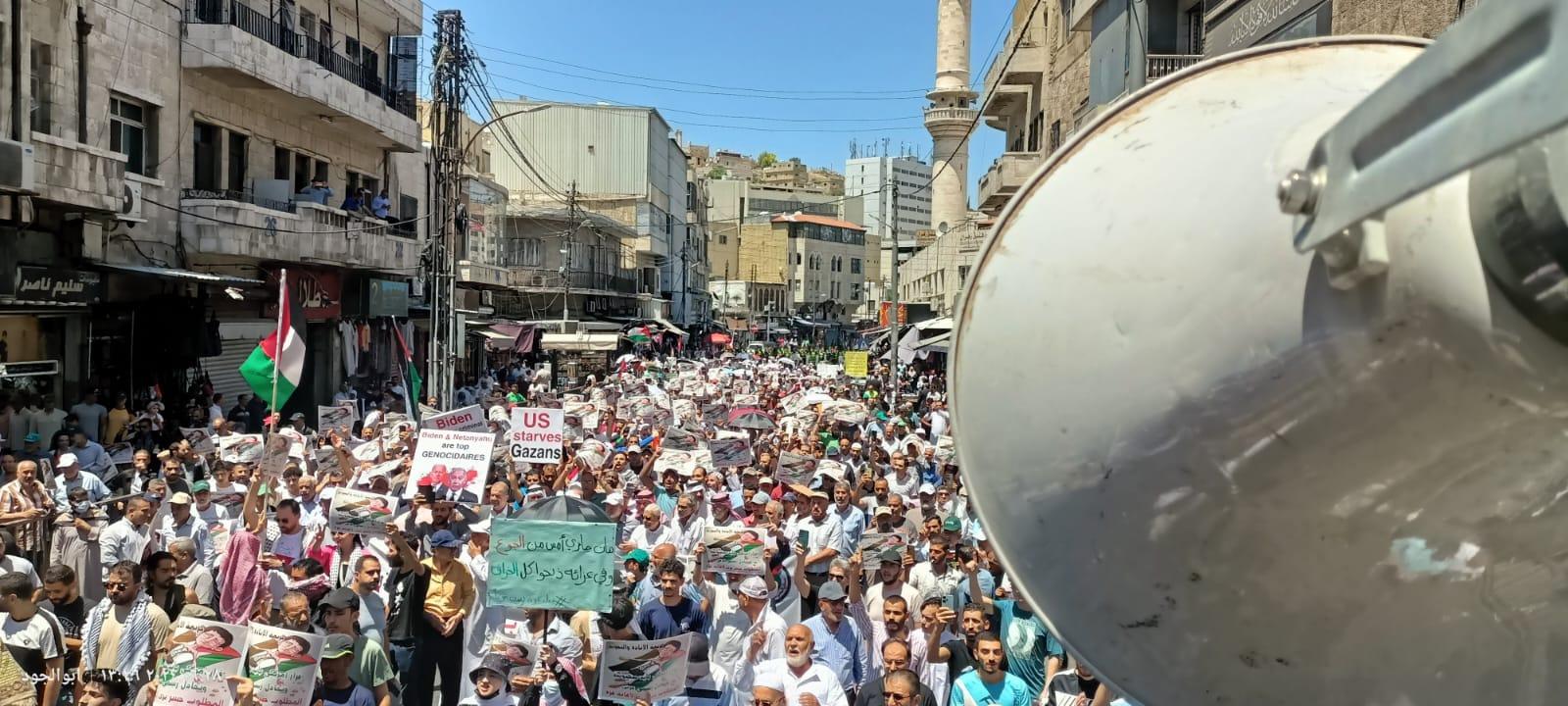 الآلاف في وسط البلد: اكتب ع الحيطة والباب.. أمريكا رأس الارهاب