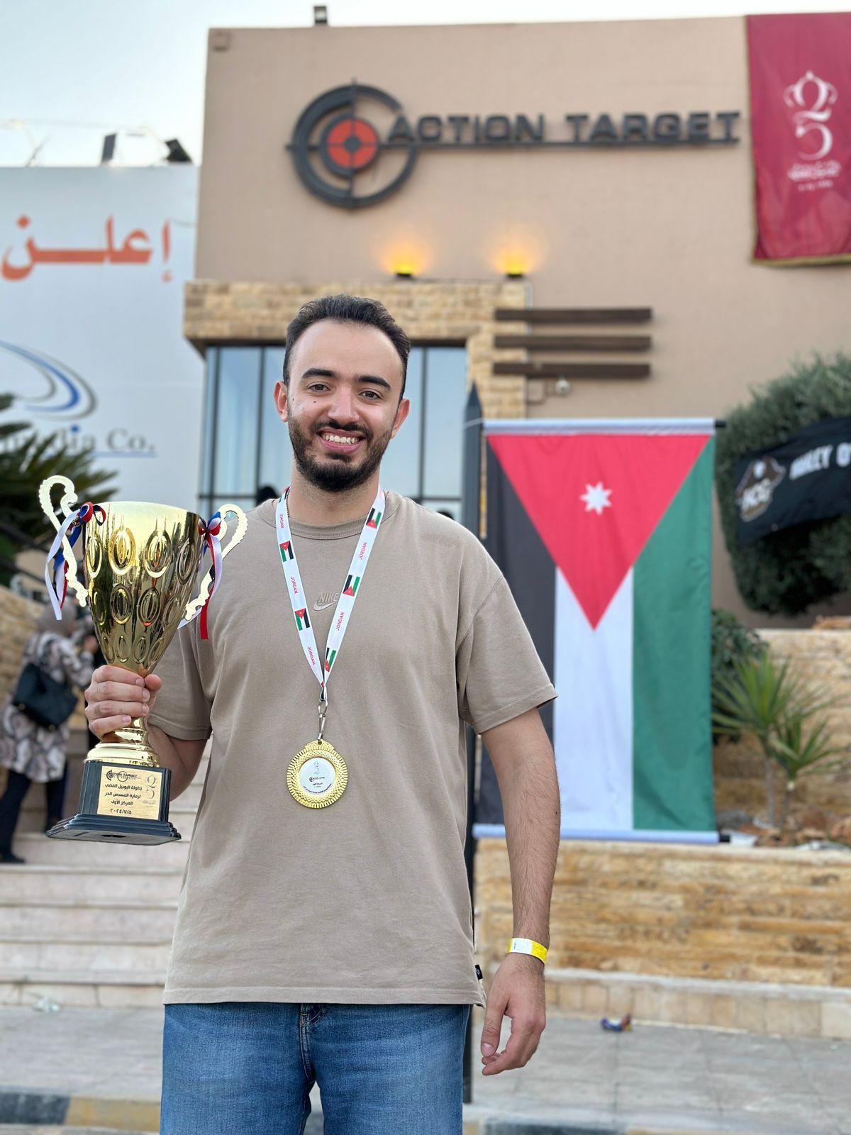 المهندس الحواتمه يهدي بطولة المملكة للرماية لجلالة الملك