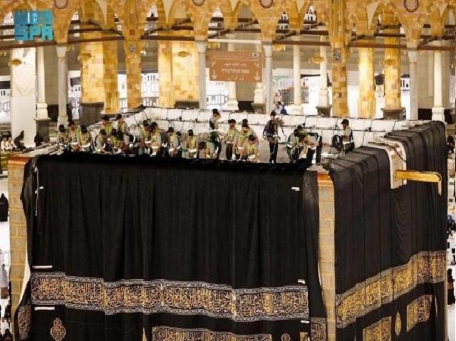 الكعبة المشرفة تتزين بكسوتها الجديدة مع بداية العام الهجري(صور)
