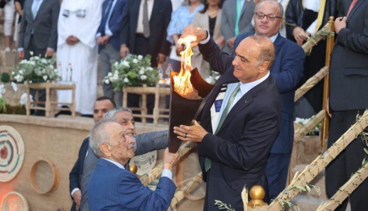 مندوبا عن الملك.. رئيس الوزراء يوقد شعلة مهرجان جرش للثقافة والفنون بدورته ال ٣٨ (مصور)