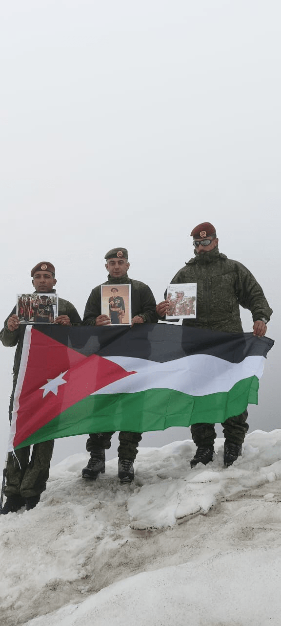 الفريق العسكري الأردني يتسلق عاشر أعلى جبل في العالم