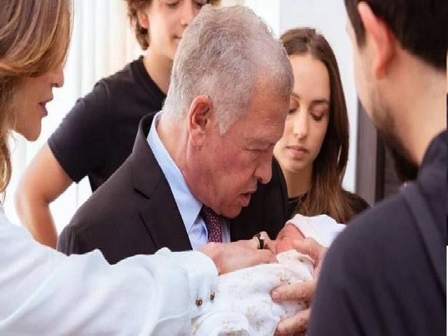 تعابير وجه الملك لحظة حمله الاميرة إيمان بنت الحسين تثير تفاعلاً اردنياً وعربياً (فيديو وصور)