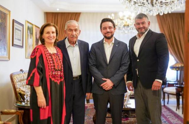ولي العهد يطمئن على صحة الوزير الأسبق مازن الساكت