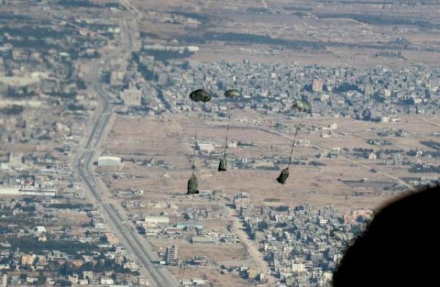 القوات المسلحة تنفذ إنزالا جويا لمساعدات إنسانية وإغاثية على غزة