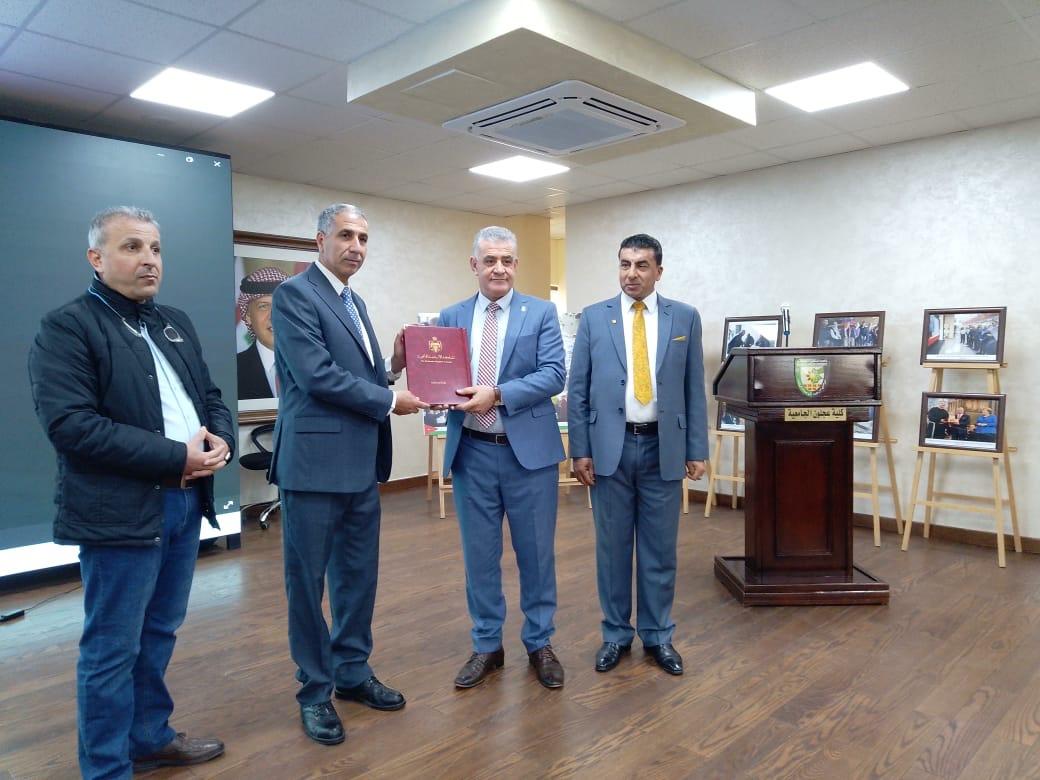 العياصرة يفتتح معرض انجازات الملك في كلية عجلون