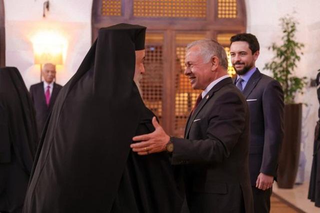 الملك يستقبل قيادات دينية مسيحية وإسلامية (صور)