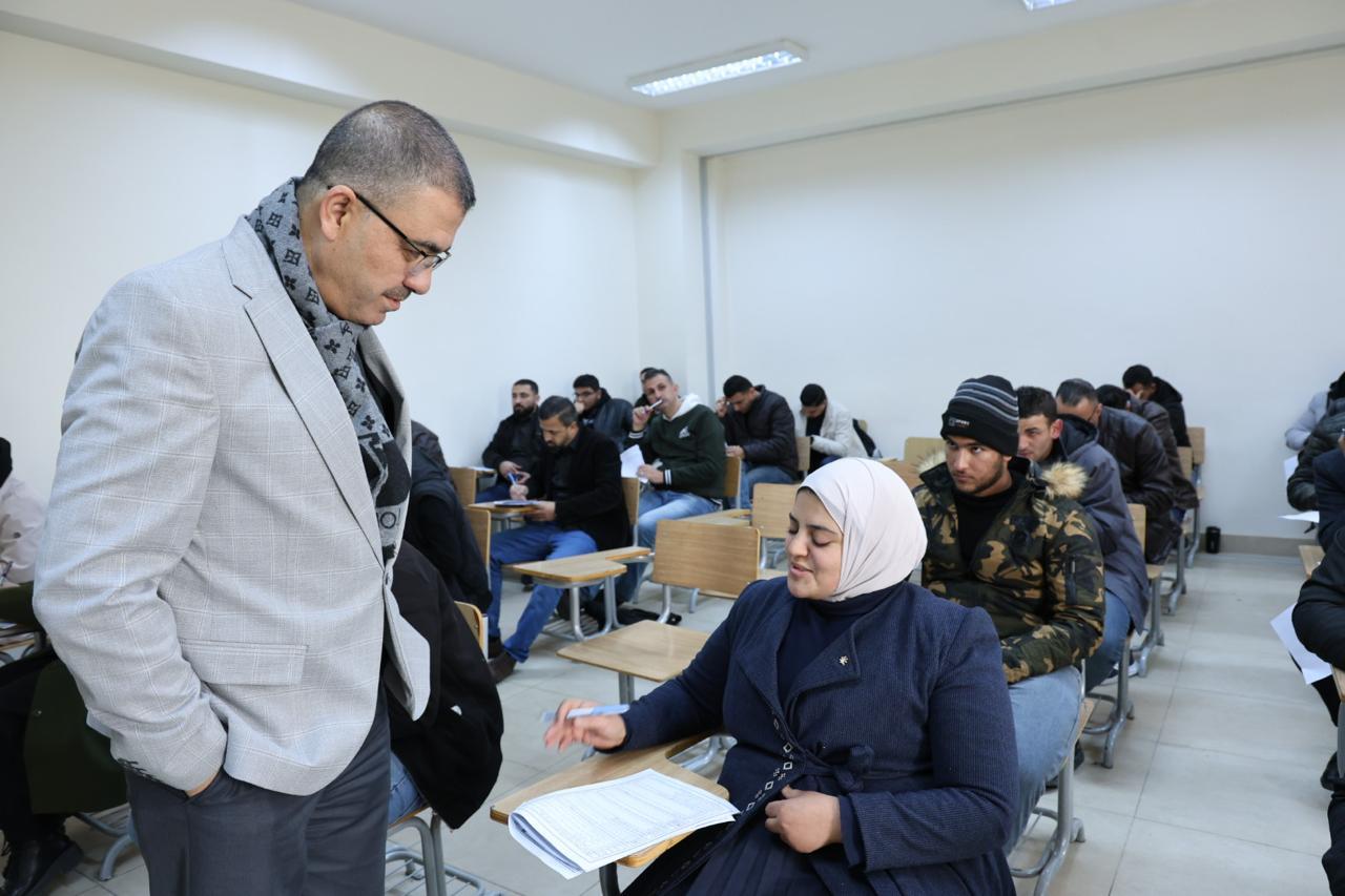 رئيس جامعة عجلون الوطنية يتفقد سير الامتحانات النهائية